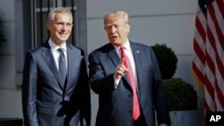 Presiden Trump (kanan) bersama Sekjen NATO Jens Stoltenberg di Brussles, Belgia, 11 Juli 2018. (Foto: dok).