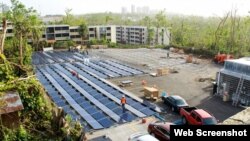 تصویری از صفحات تولید برق خورشیدی و باتری‌های شرکت تسلا در پارکینگ بیمارستان کودکان دل نینیو - آرشیو