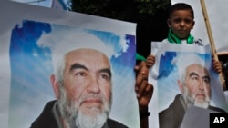 Warga Palestina di Gaza membawa gambar Sheik Raed Salah, pemimpin Gerakan Islamis di Israel, dalam demonstrasi untuk mengutuk penodaan Al-Aqsa Mosque di Yerusalem oleh ekstremis Yahudi. (Foto: Dok)