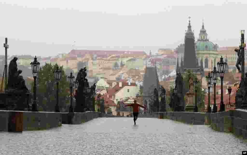 체코 프라하의 찰스 다리가 텅 비어있다. 체코는 신종 코로나바이러스 재확산에 따라 모든 식당에 대해 포장 판매 만을 허용했다.