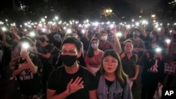 হংকং-এর চ্যাটার গার্ডেনে একটি সমাবেশের সময় বিক্ষোভকারীরা “গ্লোরি টু হংকং” গাইছে। ২৬ অক্টোবর, ২০১৯। ফাইল ছবি।