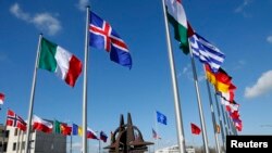 Bendera-bendera negara di markas besar NATO di Brussels.