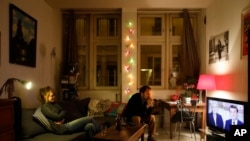 2017年5月3日，法国中部里昂的一对夫妇在收看法国总统大选两位候选人马克龙和勒庞的电视辩论。