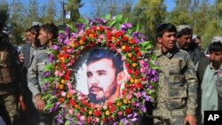 阿富汗军人为死去的坎大哈省警察局长拉齐克举行葬礼。