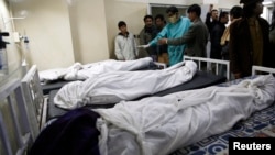 奎达医院里的爆炸死难者及其家人和医务人员