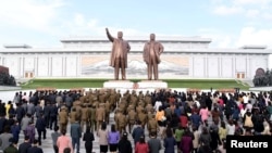 북한 인민군 창건 85주년을 맞은 지난 25일 평양 만수대 언덕에 있는 김일성·김정일 부자 동상에 인민군 장병들과 각 계층 근로자, 학생들이 헌화했다고 조선중앙통신이 보도했다.