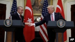도널드 트럼프 미국 대통령(오른쪽)과 레제프 타이이프 에르도안 터키 대통령이 16일 백악관에서 정상회담을 한 후 공동기자회견을 열었다.