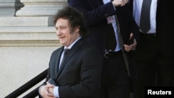 阿根廷候任总统哈维尔·米莱（Javier Milei）及其团队2023年11月28日与白宫高级官员会谈后离开。（路透社）