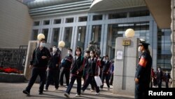 中国北京一所中学的学生回到校园。（2020年4月27日）