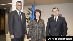 Kosovski premijer Hašim Tači, visoka predstavnica EU Ketrin Ešton i premijer Srbije Ivica Dačić nakon pregovora u Briselu