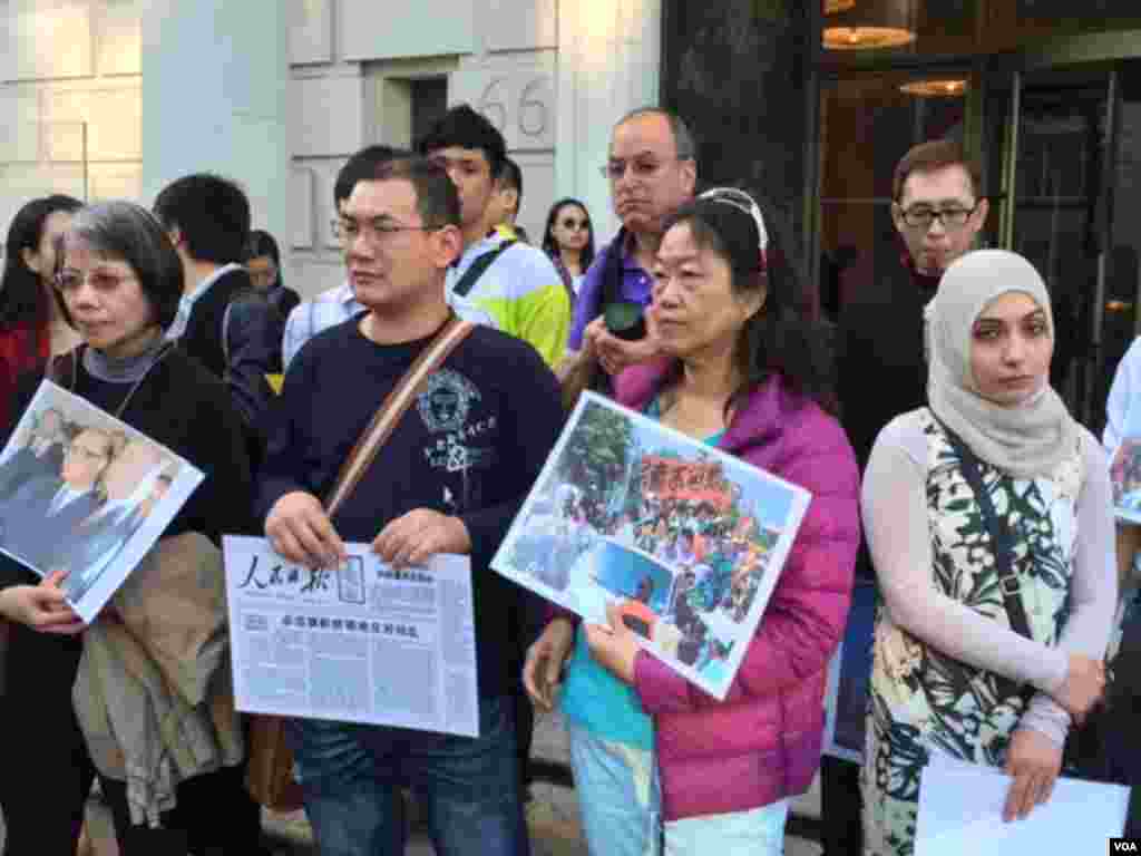 英国各界纪念六四26周年，现场气氛肃穆哀泣 (美国之音江静玲摄影）