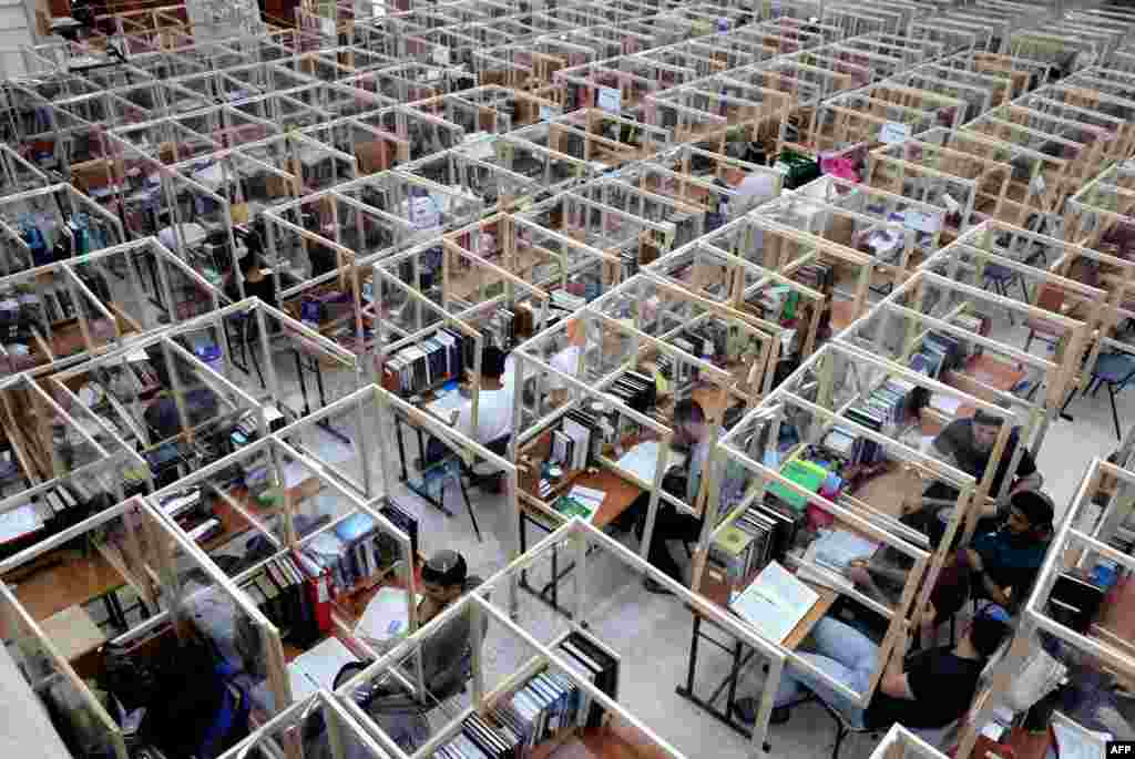 이스라엘 남부 스데로트 지역 신학교에서 학생들이 신종 코로나바이러스 예방을 위해 비닐 칸막이 안에서 공부하고 있다.