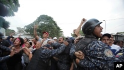 마두로 대통령 지지자들을 제지하는 베네수엘라 경찰 (자료사진)