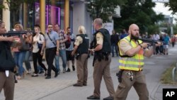 德国警察在疏散慕尼黑奥林匹亚商场的人群。（2016年7月22日）