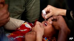 تنها با دو قطره واکسین از راه دهن، حیات طفل تان را از فلج دایمی نجات دهید.