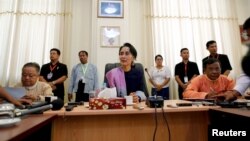 缅甸反对党领袖昂山素季（中）