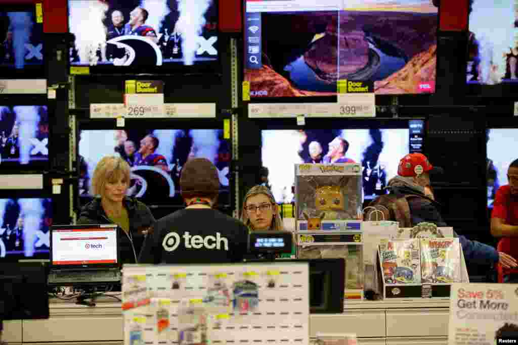 მოქალაქეები &quot;ტარგეტის&quot; მაღაზიაში ვაჭრობენ. შავი პარასკევი, აშშ