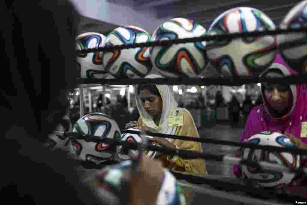 سیالکوٹ کی کھیلوں کی اس کمپنی کو عالمی کپ میں فٹ بال فراہم کرنے کا ٹھیکہ پہلی بار ملا ہے۔