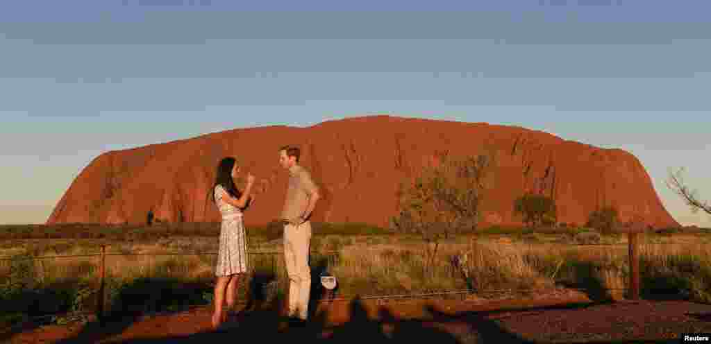 Pangeran William dan isterinya Catherine &#39;Duchess of Cambridge&#39; berdiri di depan pegunungan karang Uluru, di Northern Territory, dalam kunjungan ke Australia.