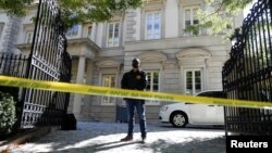 یک مامور اف‌بی‌آی در خانه وابسته با الیگارش آلگ دریپاسکا، یک میلیاردر روس، واشنگتن - ۱۹ اکتبر ۲۰۲۱