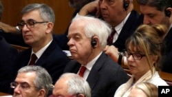 加拿大驻中国大使麦家廉（中）2018年12月18日在人民大会堂出席改革开放40周年纪念活动（美联社）