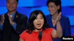 美国国会议员孟昭文2016年7月27日在费城举行的美国民主党全国代表大会上讲话。