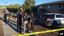 9일 미국 서부 애리조나 주 플래그스태프에 있는 노던 애리조나 대학에서 총격 사건이 발생한 가운데, 경찰이 기숙사 앞을 수색하고 있다. 