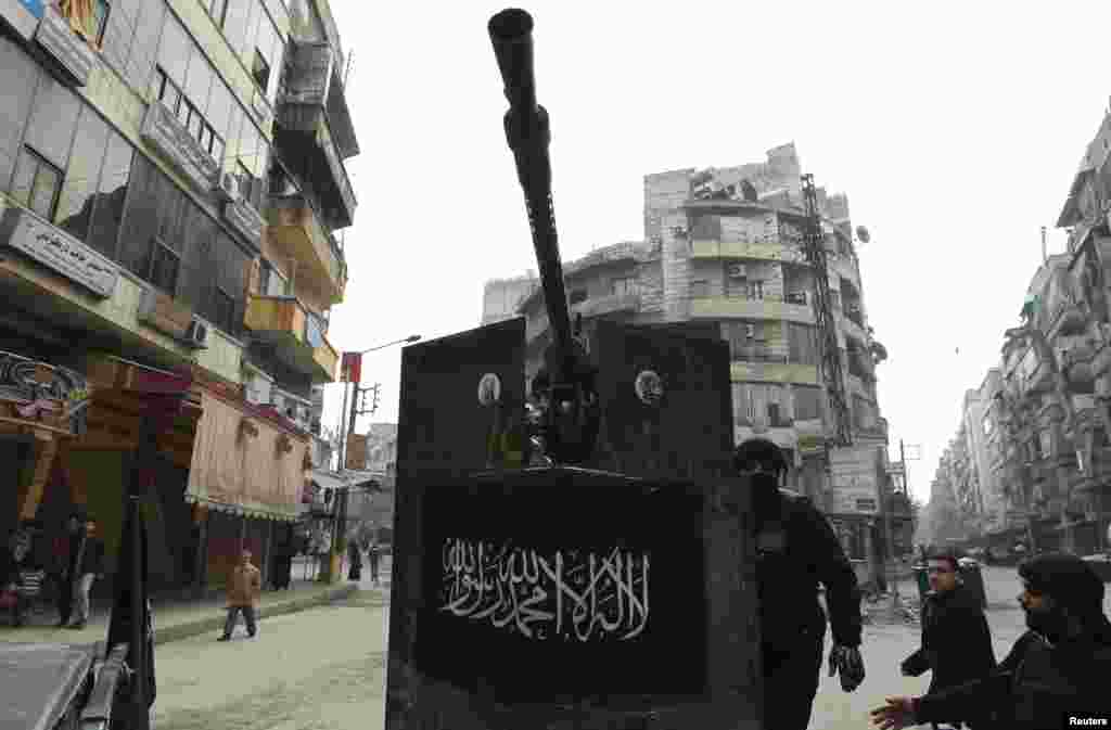 2일 시리아 알레포시에 기관총을 장치한 반군. &#39;하나님은 없지만 알라와 마호메트는 하늘의 메신서&#39;라는 내용의 문구가 적혀있다.