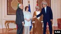 9일 이란 핵 3자협상이 열린 중동 오만에서 존 케리 미국 국무장관이 자바드 자리프 이란 외무장관에게 악수를 청하고 있다.