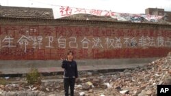 “我想有个家”行为艺术图片之一李晓霞