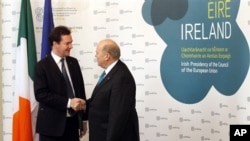 12일 아일랜드 더블린에서 유럽연합 재무장관회담이 개막한 가운데, 조지 오스본 영국 재무장관 (왼쪽)과 마이클 누난 아일랜드 재무장관 (오른쪽)이 인사를 나누고 있다.