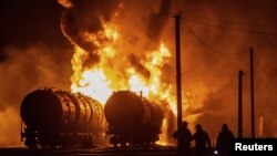 乌克兰顿涅茨克地区的油罐车在俄罗斯的攻击中起火燃烧。（2023年10月31日路透社照片）