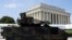 Moja ya magari ya kivita aina ya Bradley Fighting Vehicles likiendeshwa kuingia katika uwanja wa Kumbukumbu wa Lincoln Memorial kwa ajili ya matayarisho ya salamu za Rais wa Marekani Donald Trump kwa taifa siku ya uhuru wa Marekani Julai 4, 2019, Washington.