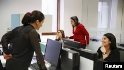 بر اساس پژوهش بیمارستان زنان بوستون، زنان شب کار معمولا با مردان دارای تحصیلات پائین تر ازدواج می‌کنند و کمتر بچه دار می‌شوند.