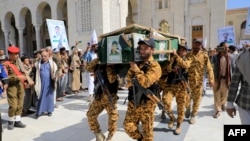 شورشیان حوثی تابوت‌های شورشیانی را که در حملات اخیر امریکا و بریتانیا کشته شدند، حمل می‌کنند