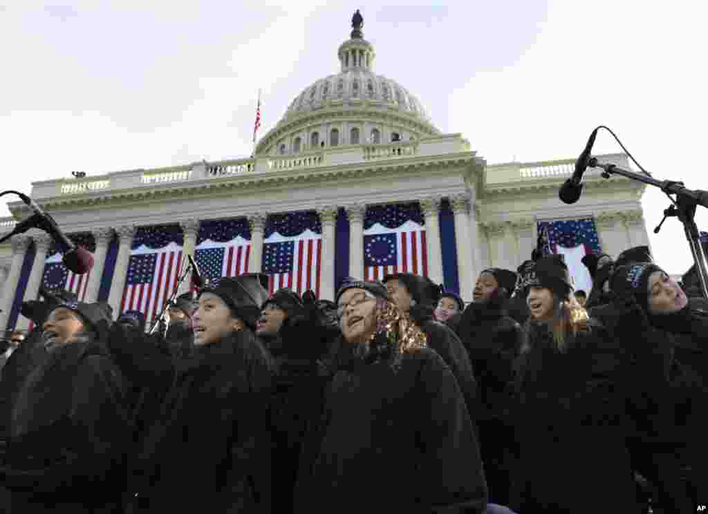 2013年1月21日，李大学的节日唱诗班和P22童声合唱团成员在奥巴马在国会大厦宣誓就职之前表演。