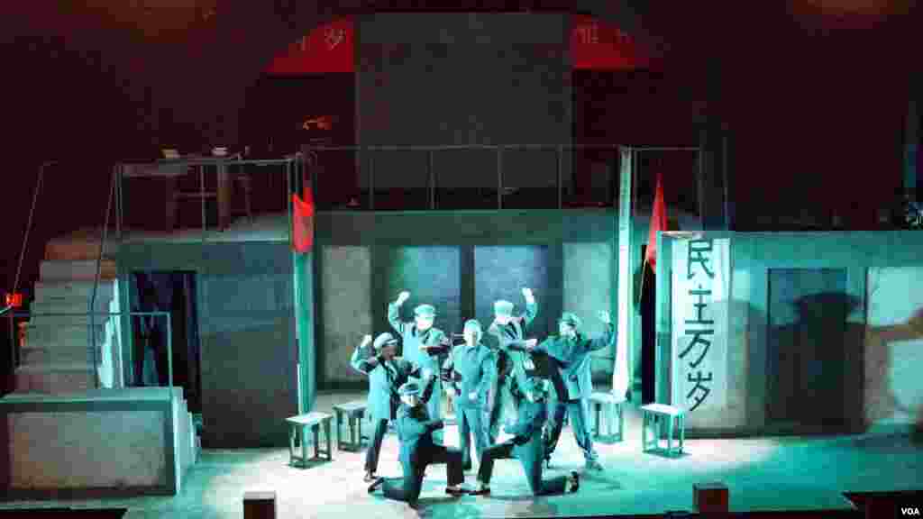 强硬派和舞台（美国之音国符拍摄）