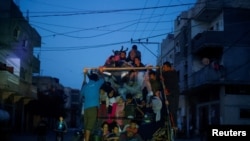 以色列军队在拉法东部发动地面和空中行动后，巴勒斯坦人逃离拉法.