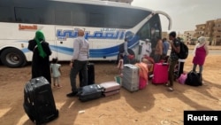 在苏丹，人们携家带眷准备逃离苏丹武装部队与反政府军快速支援部队之间的武装冲突
