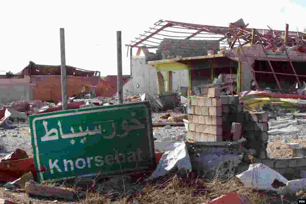 Khorsebat (atau Khorsebad) adalah desa yang menjadi puing-puing sekitar 10 kilometer dari Mosul, Irak. Satu-satunya bisnis yang bertahan di daerah ini adalah dua laki-laki yang menjual buah zaitun dan minyak zaitun (23/11). (VOA/H.Murdock)