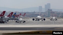 전날 자살 폭탄 테러 공격이 발생한 터키 이스탄불 공항에서 29일 항공기들이 이륙을 준비하고 있다.