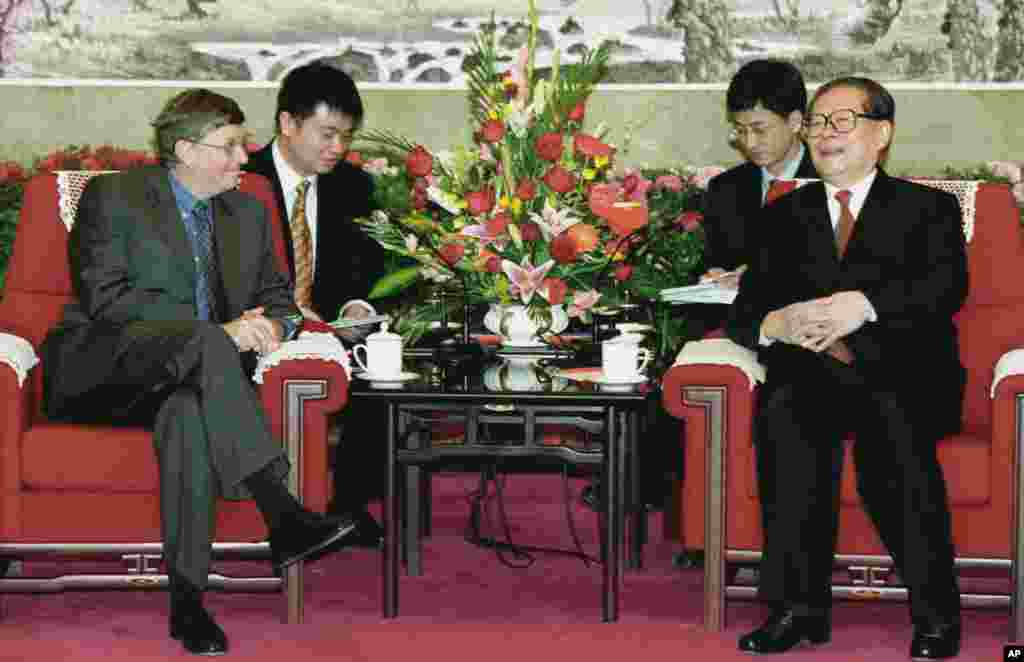 2003年2月28日，中国主席江泽民会见美国微软公司董事长比尔·盖茨