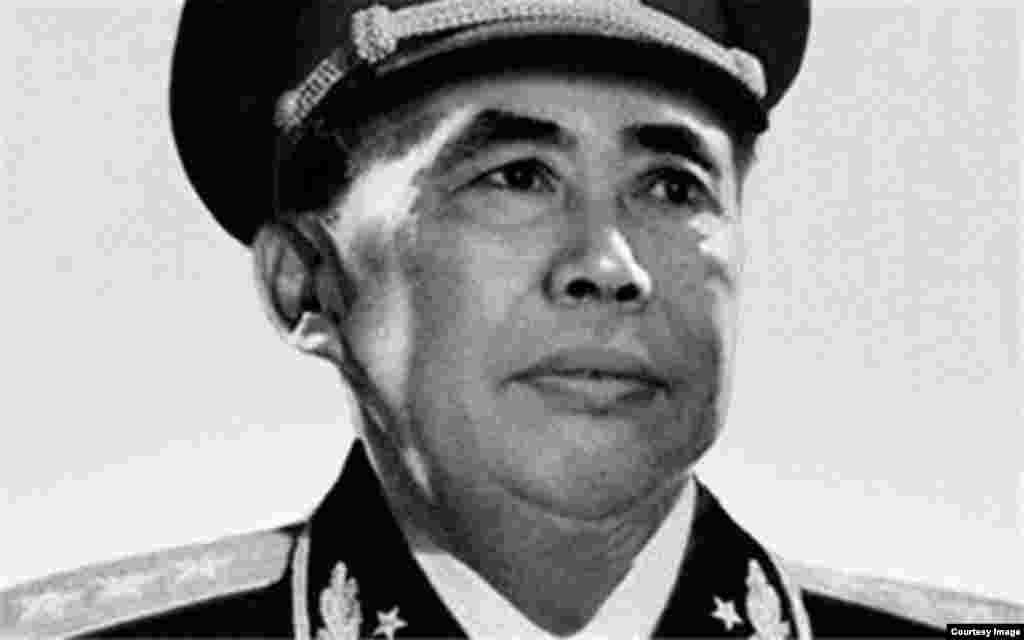 谢富治，文革时当过公安部长，1980年被定为林彪、江青反革命集团主犯。谢富治曾经向毛泽东报告黄永胜对几位将军念过上述那首诗，毛泽东闻之格外警觉， 在南巡中说：&ldquo;我就不相信黄永胜就能指挥解放军，解放军就听他一个人的？有人说我是秦始皇，希望我快点死，死了他们好上台啊。&rdquo;