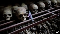 Des crânes et des ossements de quelque 10 000 Tutsis tués lors d'un massacre de deux jours à l'église Nyamata pendant le génocide de 1994 sont affichés dans une crypte derrière l'église, maintenant un mémorial à l'église Génocide, au Rwanda, 27 septembre 2009.