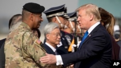 驻韩国美军司令文森特·布鲁克斯将军2016年11月7日于韩国平泽的乌山空军基地欢迎川普总统。