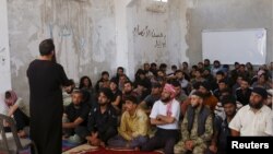 جلسه قرآن و آموزش های مذهبی احرار الشام در یکی از پایگاه های این گروه در استان ادلب - آرشیو