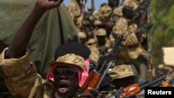Tentara Sudan Selatan (SPLA) dalam sebuah kendaraan militer di Juba, 21 Desember 2013 (Foto: dok). 