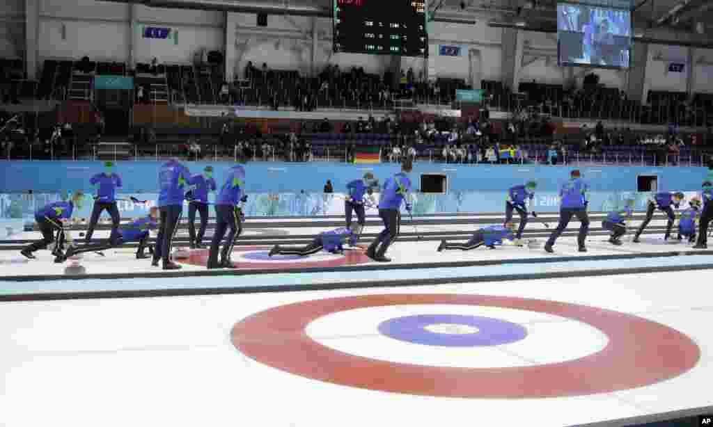 Rangkaian beberapa foto ini menunjukkan aksi Tim Swedia melawan Tim China di Ice Cube Curling Center, Olimpiade Musim Dingin 2014 (14/2).