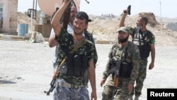 2014年8月31日什叶派志愿者携带武器对抗伊斯兰激进分子