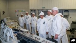 ພາບ​ທີ່​ຖືກ​ເປີດ​ເຜີຍ​ໂດຍ​ບໍ​ລິ​ສັດພະ​ລັງ​ງານ​ປະ​ລະ​ມະ​ນູ​ລັດ​ຖະ​ບານ Rosatom, ຫົວ​ໜ້າ​ອົງ​ການ​ປະ​ລະ​ມະ​ນູ​ສາ​ກົນ ທ່ານ ຣາ​ຟາ​ແອ​ລ ກ​ຣ​ອ​ສ​ຊີ, ກາງ​ຂວາ, ຢ້ຽມ​ຢາມ​ໂຮງ​ໄຟ​ຟ້າ​ນິວ​ເຄ​ລຍ ເຄີ​ສ, ພາກ​ພື້ນ ເຄີ​ສ, ຣັດ​ເຊຍ, 27 ສິງ​ຫາ 2024.